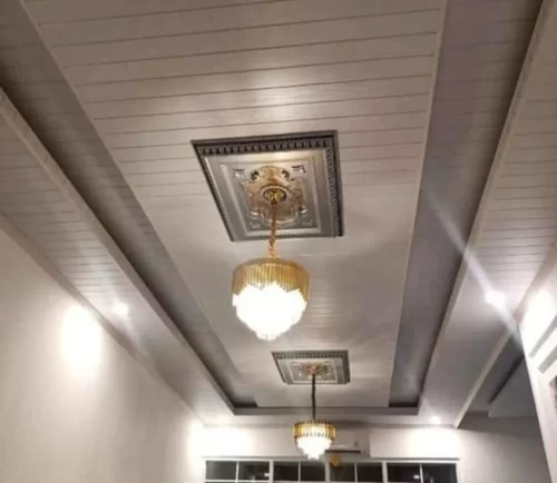Model Plavon PVC Mewah Ukiran Garis Lurus Glossy dengan Lampu Gantung - Model plafon PVC mewah ukiran khas 