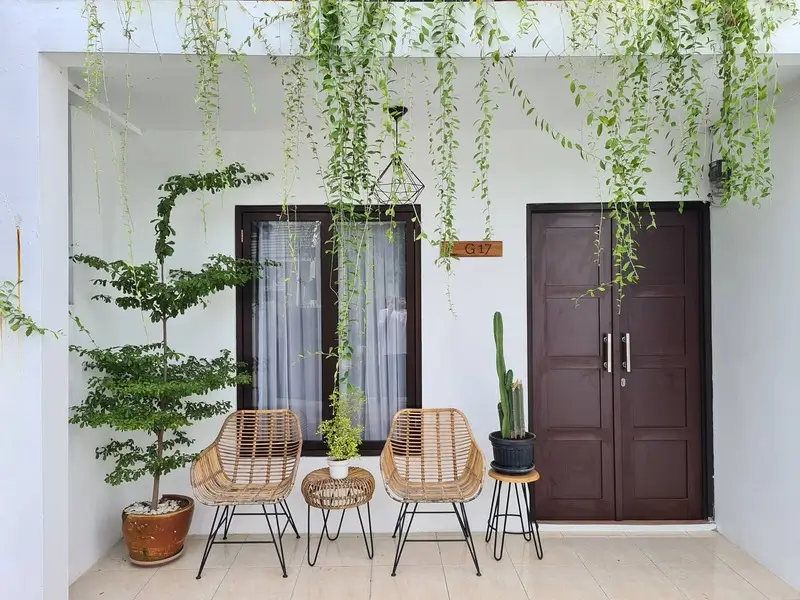 Teras Minimalis dengan Kursi Rotan