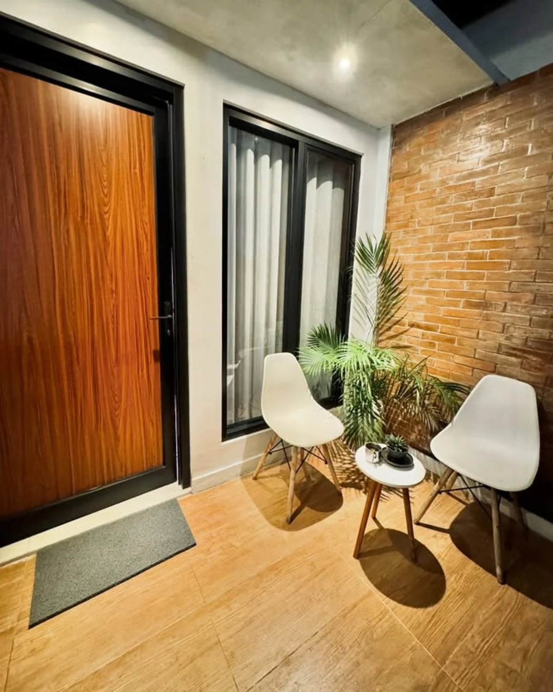 Teras Modern dengan Lantai Keramik Motif Kayu
