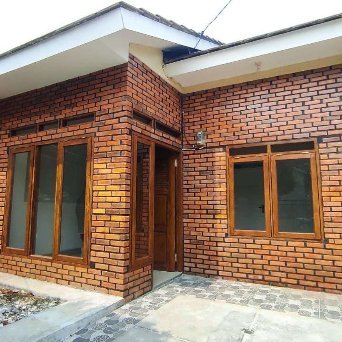 Rumah dengan Dinding Batu Bata Merah Rumah dengan Dinding Batu Bata Merah